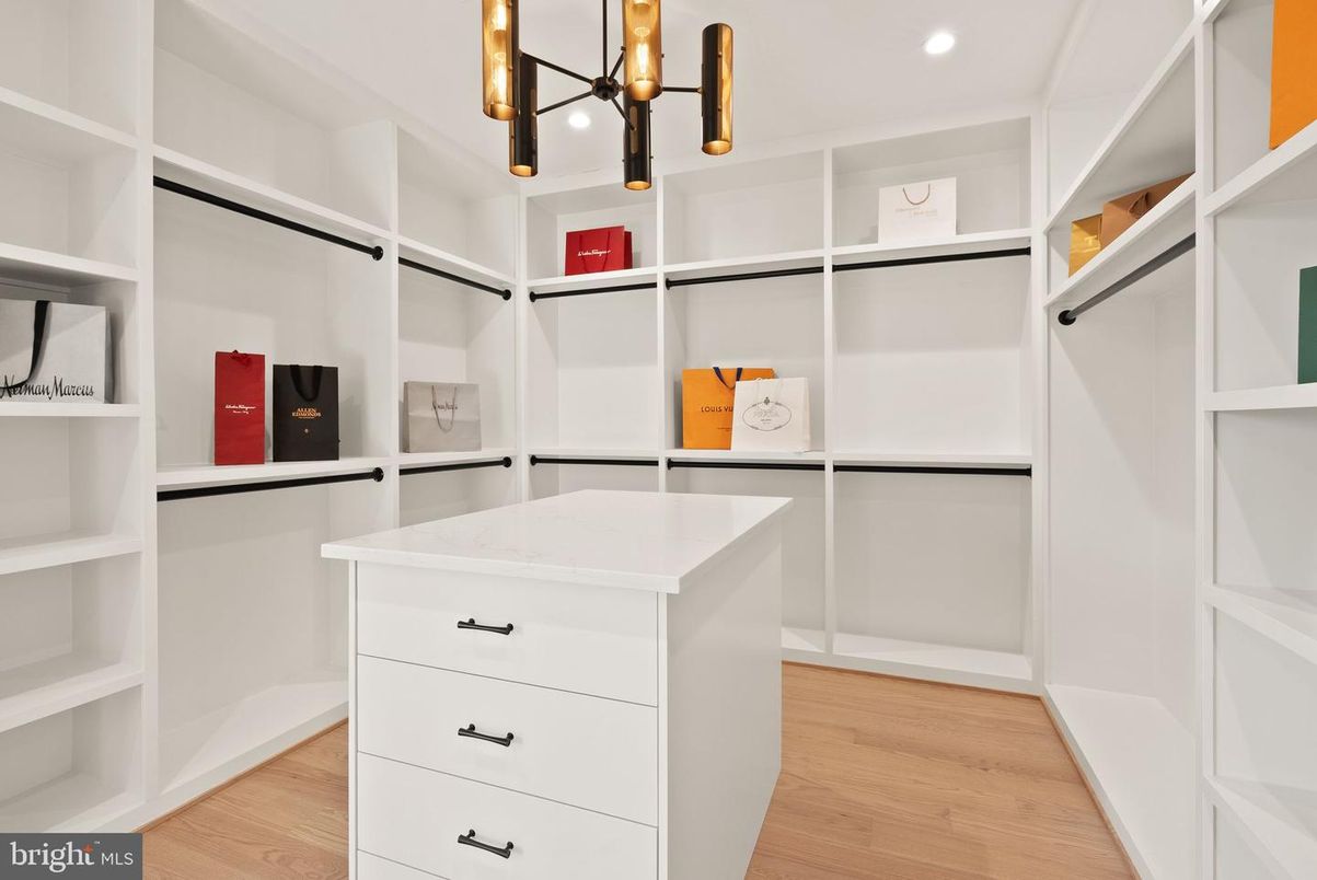 Interior, Pendant Lights, Recessed Lighting, Walk-in Closets, Wood Texture Flooring