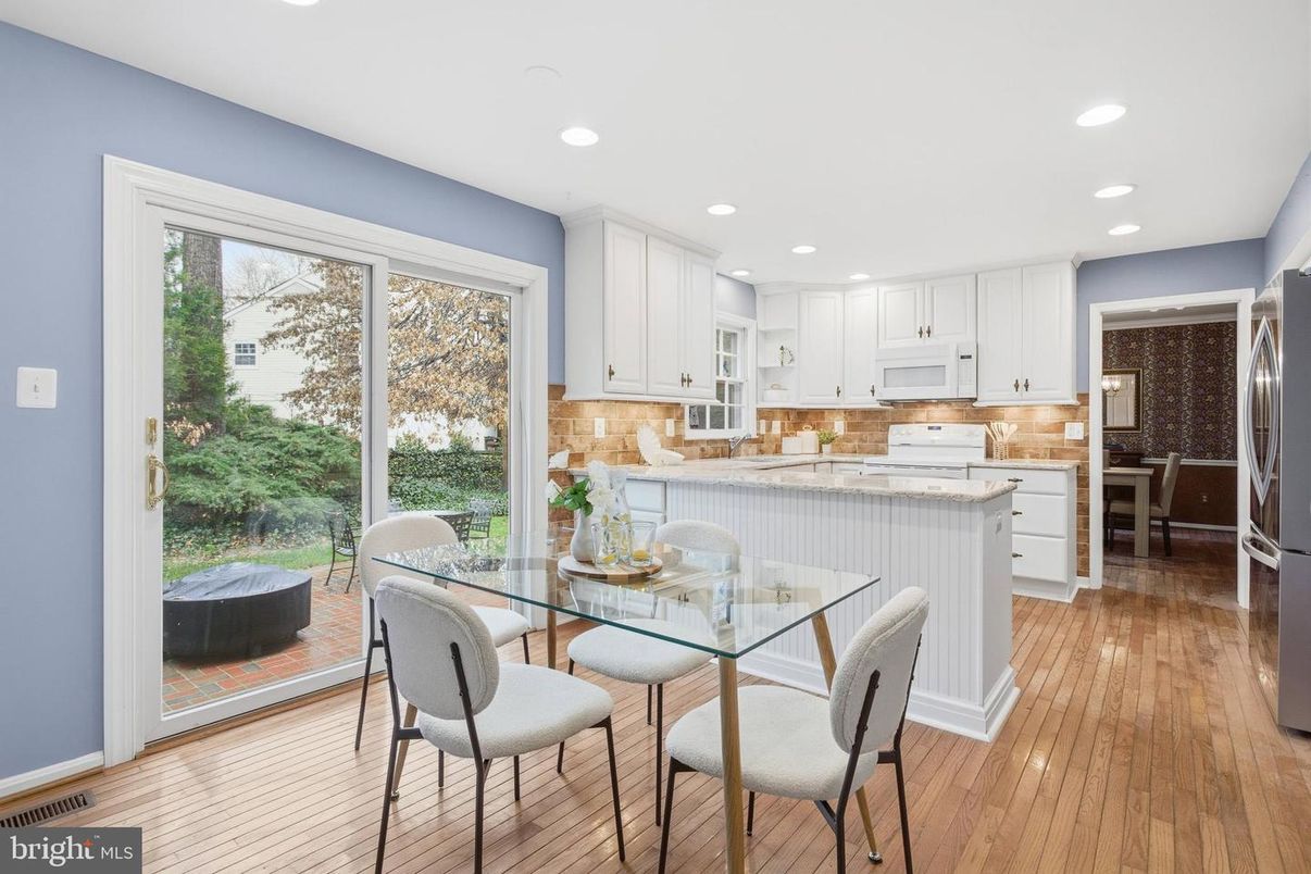 Dining room, Interior, Kitchen, Recessed Lighting, Wood Texture Flooring