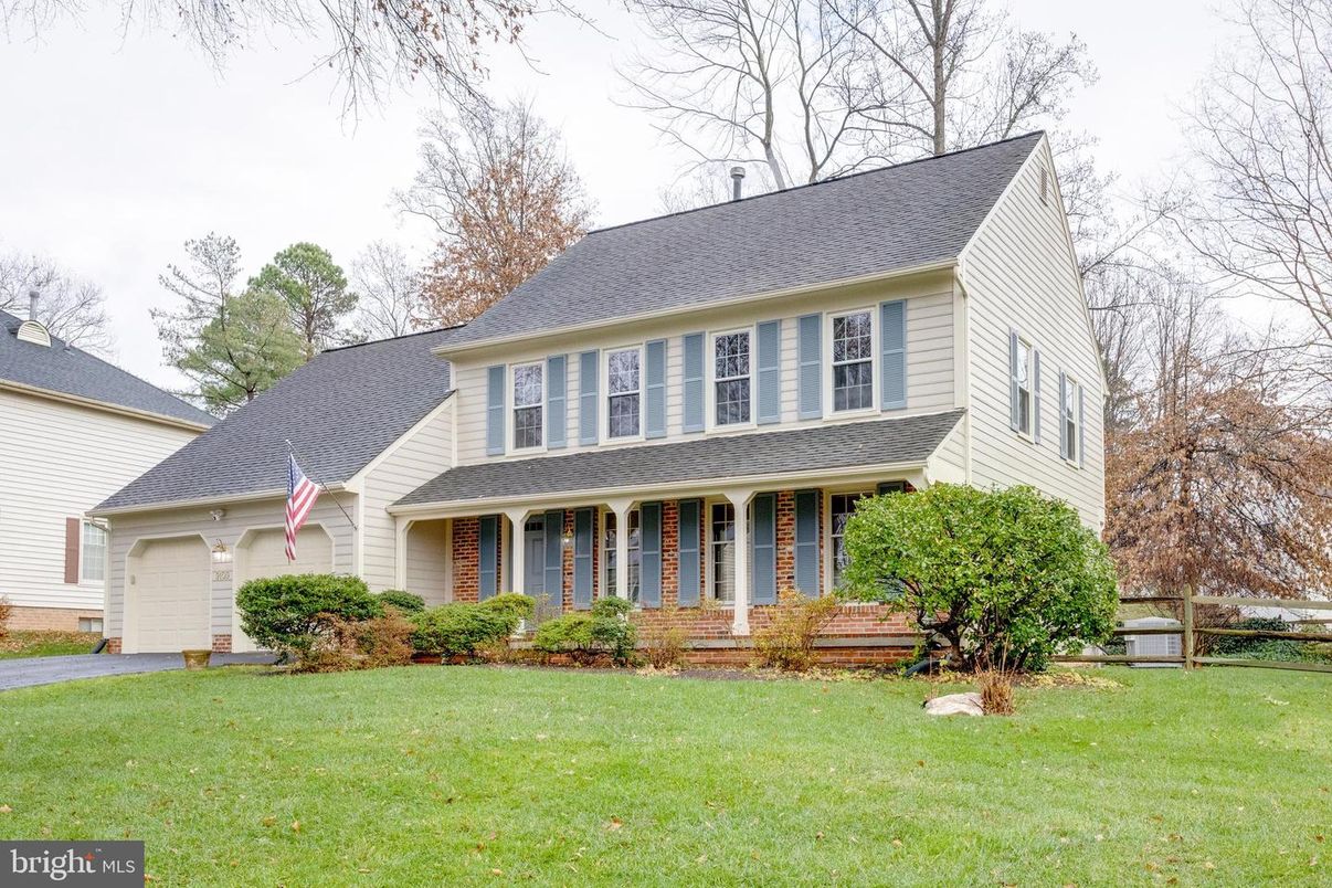 Attached, Exterior, Facade, Farmhouse