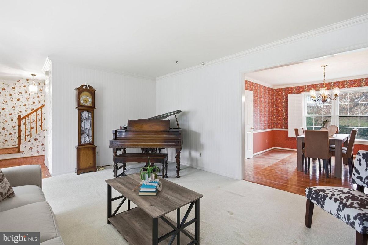 Chandelier, Dining room, Interior, Living room, Piano, Wood Texture Flooring