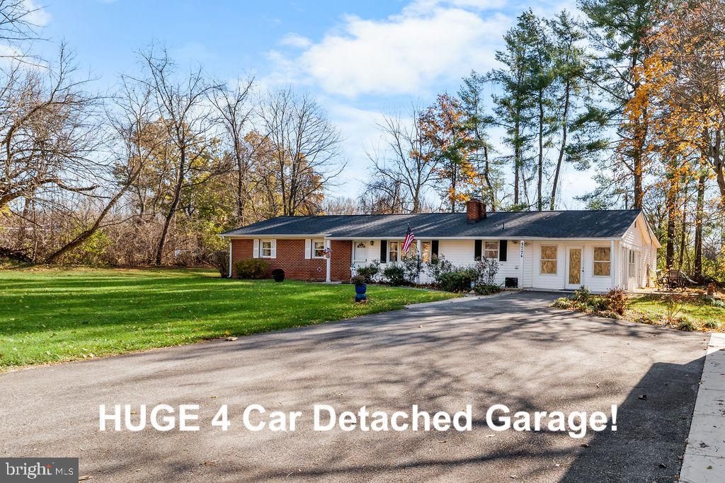 Exterior, Facade, Brick Facade, Ranch