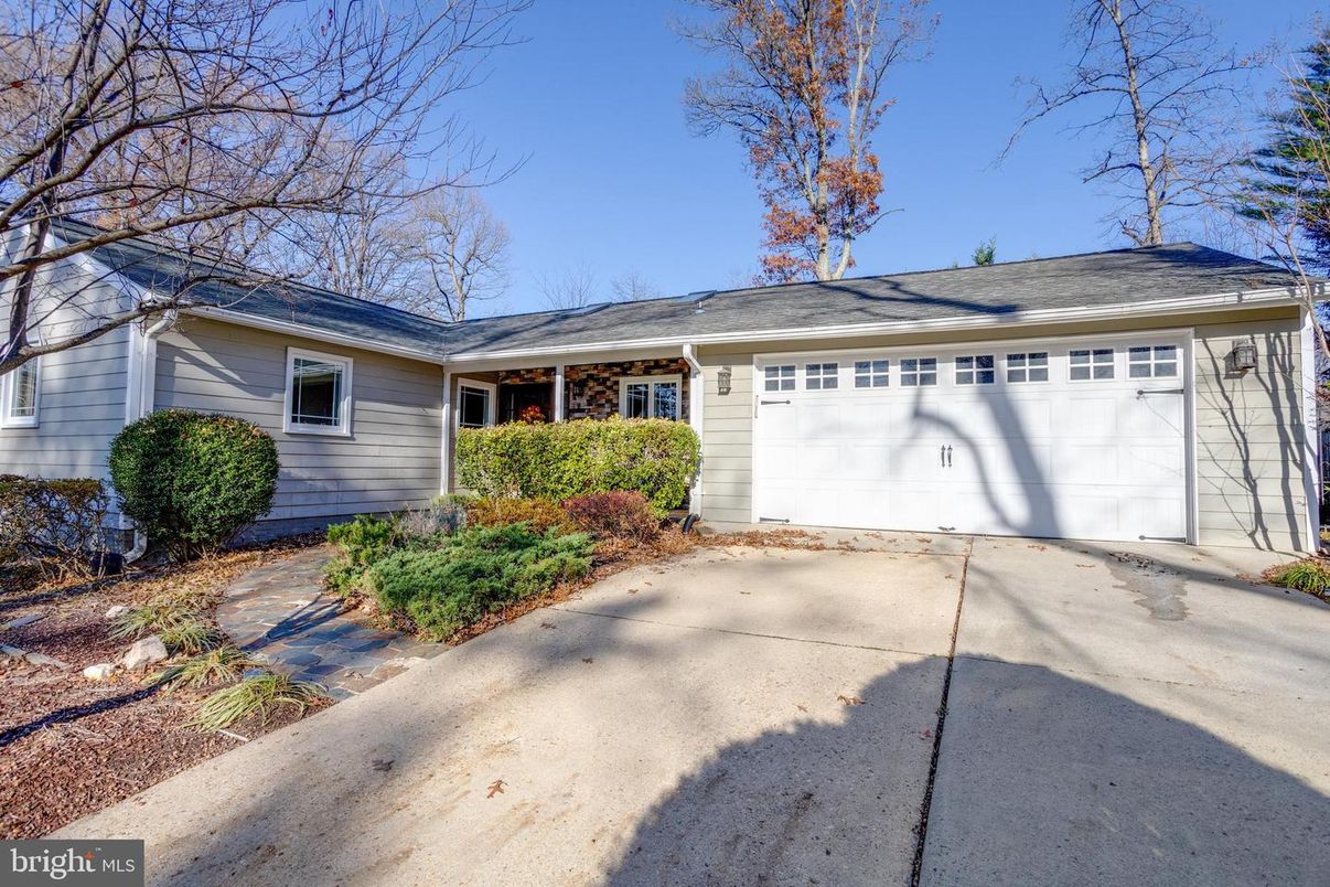 Attached, Exterior, Facade, Ranch