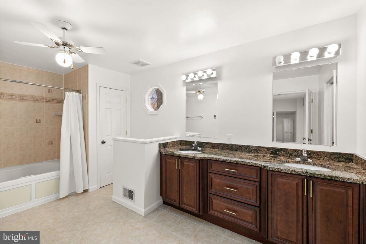 Bathroom, Dual Sink Vanities, Interior