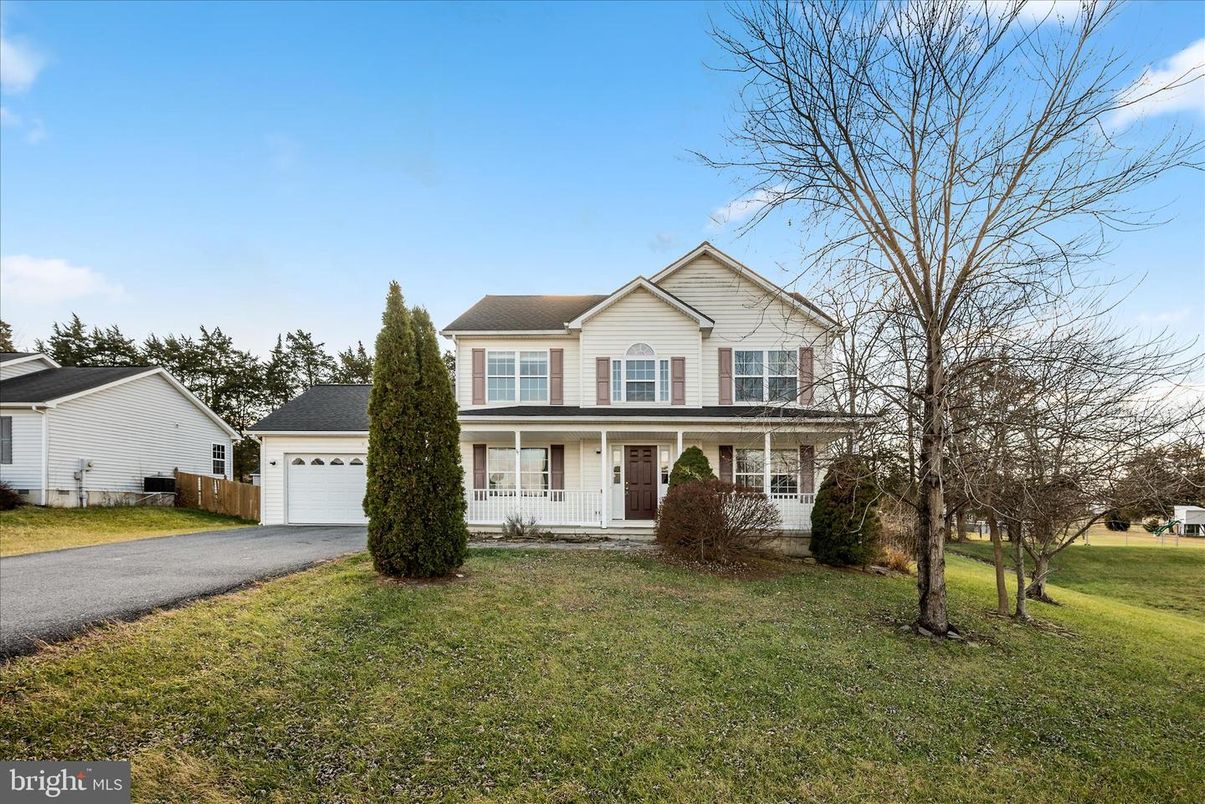 Attached, Exterior, Facade, Farmhouse