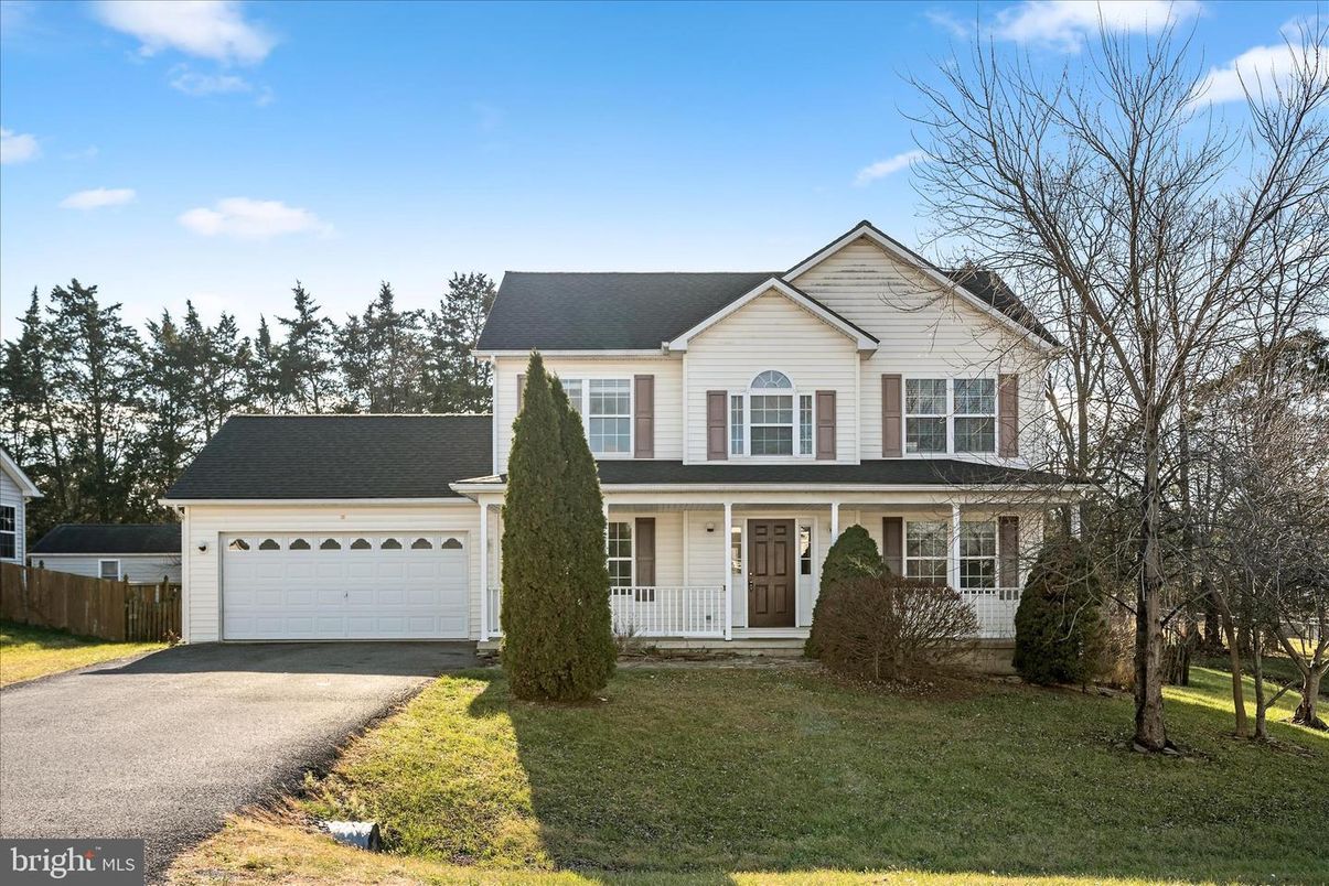 Attached, Exterior, Facade, Farmhouse