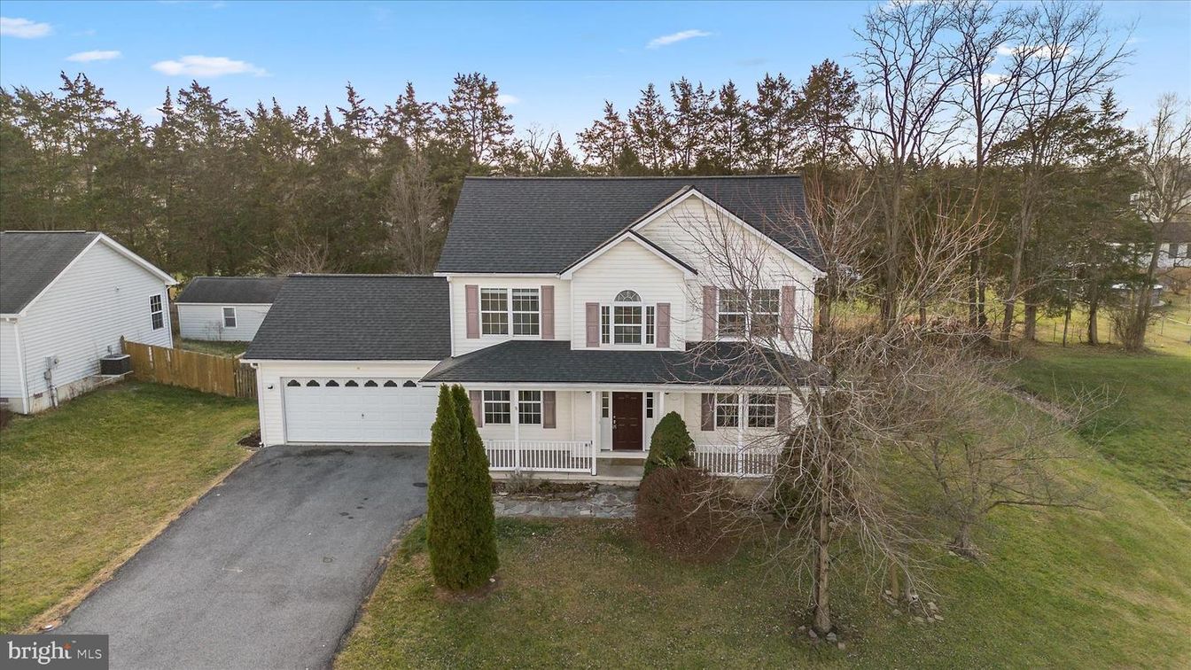 Attached, Exterior, Facade, Farmhouse