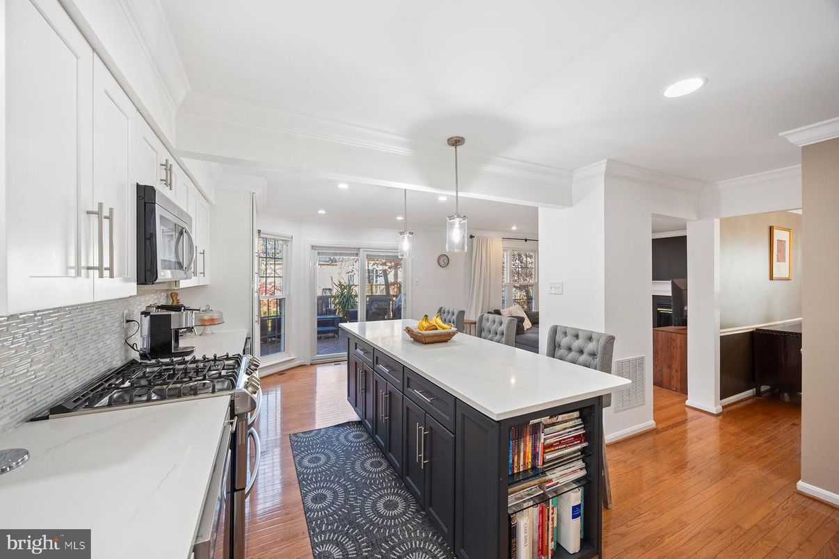 Dining room, Interior, Kitchen, Pendant Lights, Recessed Lighting, Wood Texture Flooring