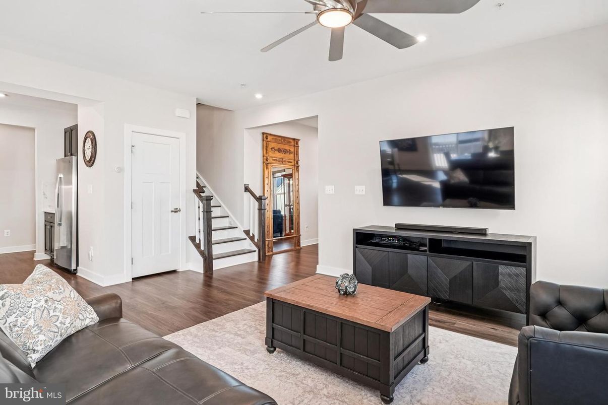 Interior, Kitchen, Living room, Recessed Lighting, Wood Texture Flooring