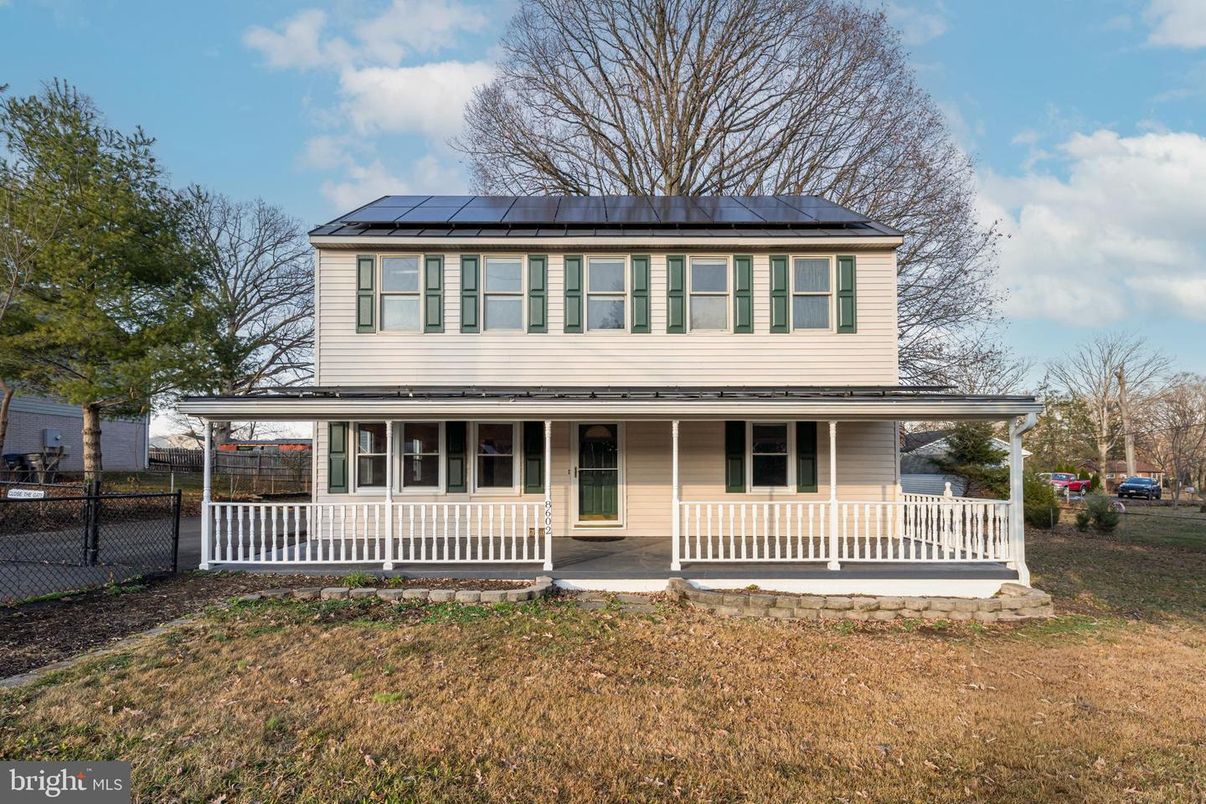 Exterior, Facade, Solar Panels, American Foursquare