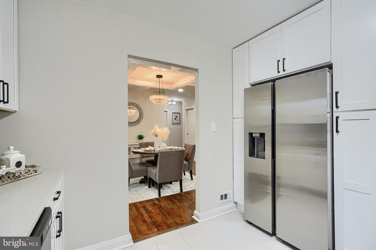 Chandelier, Dining room, Interior, Kitchen, Stainless Steel Appliances, Wood Texture Flooring