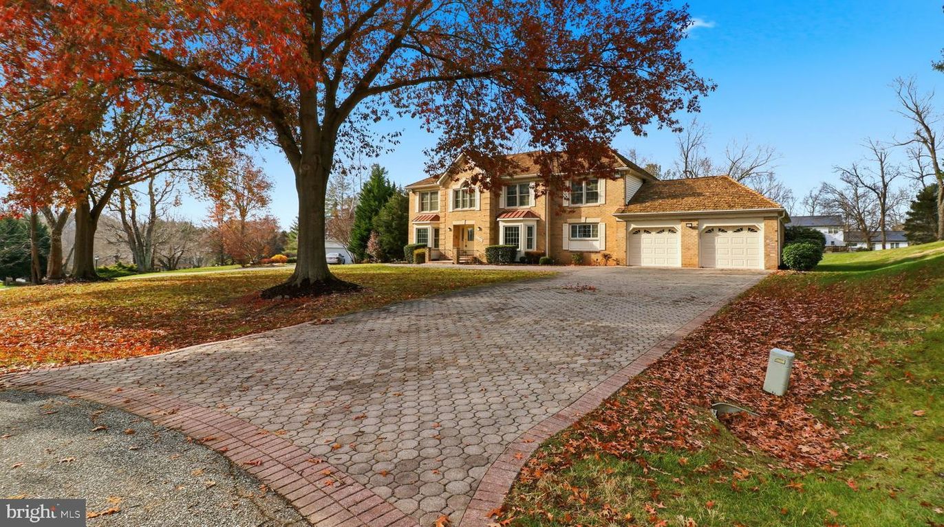 Attached, Backyard, Exterior, Facade, French Provincial