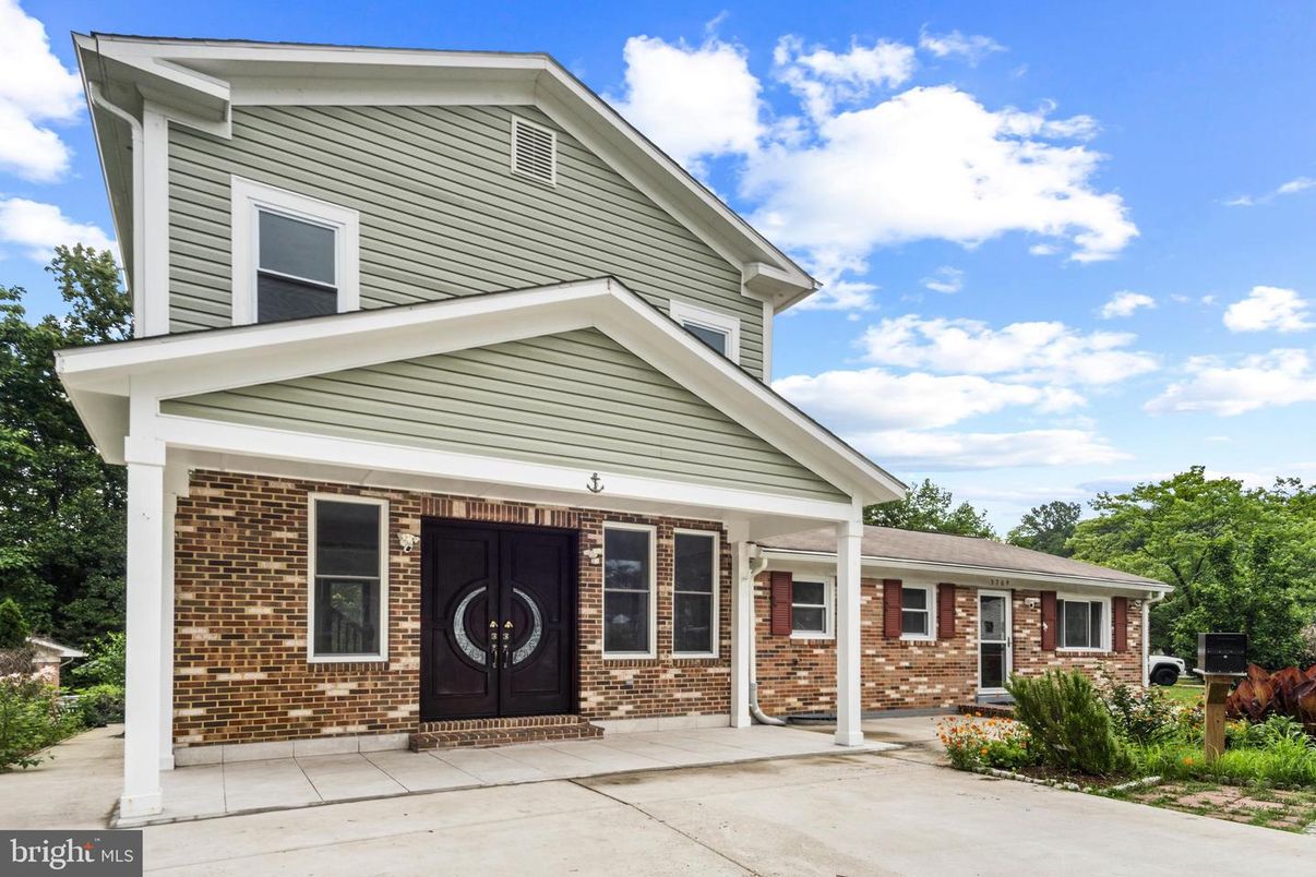 Exterior, Facade, Brick Facade, American Craftsman