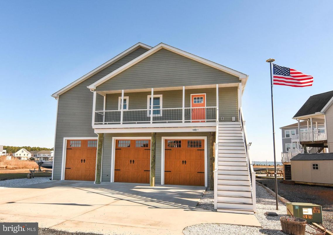 Attached, Exterior, Facade, American Craftsman