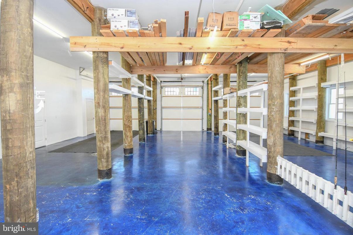 Garage, Interior, Wooden Beams