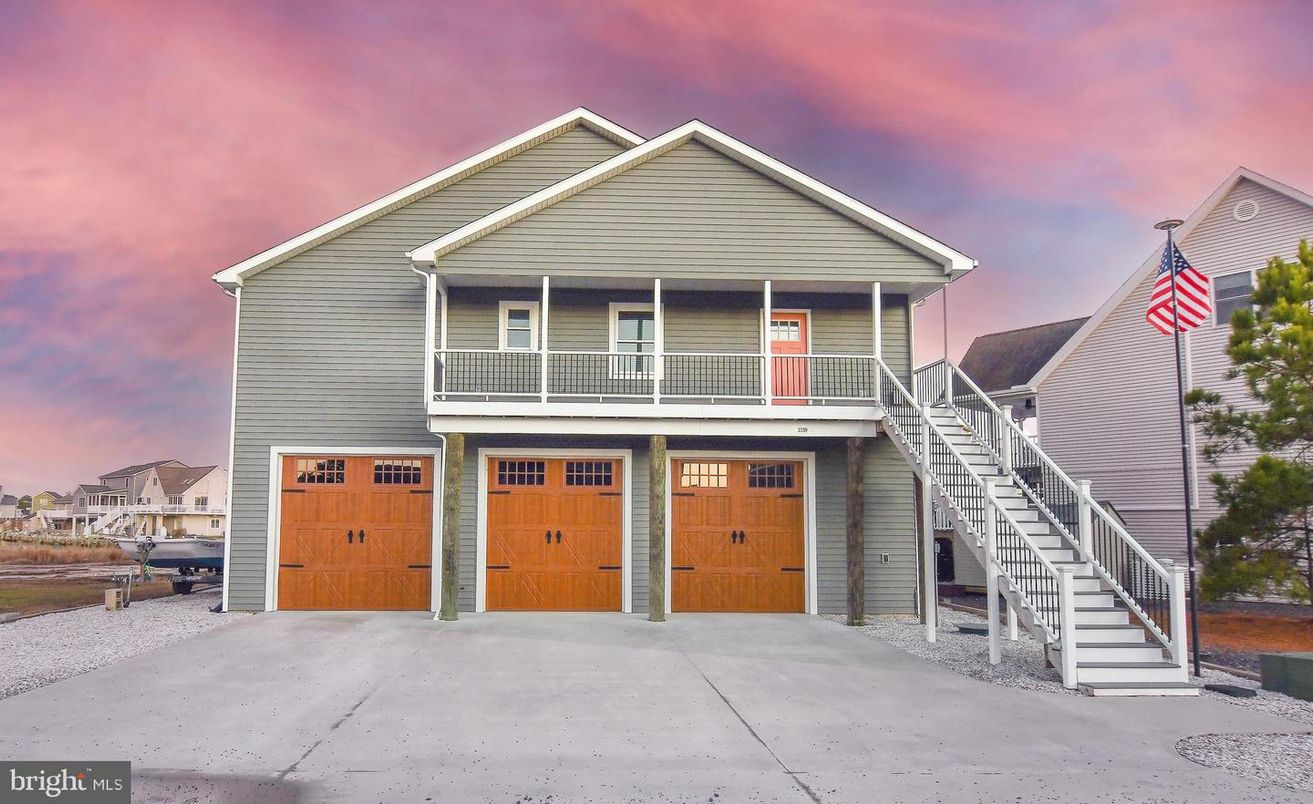 Attached, Exterior, Facade, American Craftsman