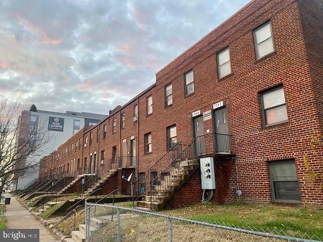 Exterior, Facade, Brick Facade, Rowhouse