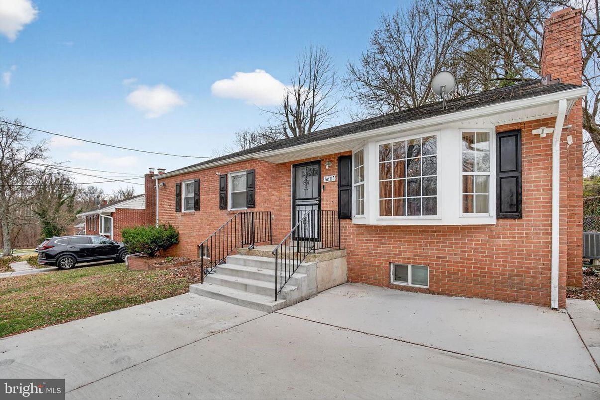 Exterior, Facade, Brick Facade, Raised Ranch