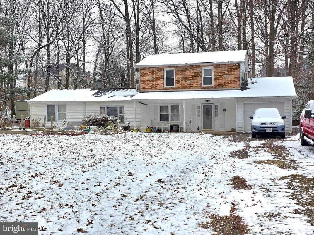 Attached, Exterior, Facade, Ranch