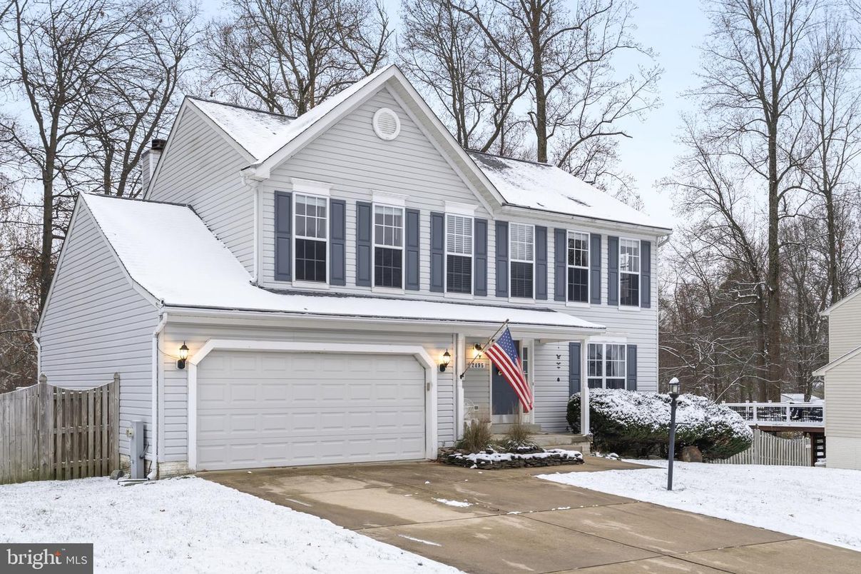 Attached, Exterior, Facade, Farmhouse