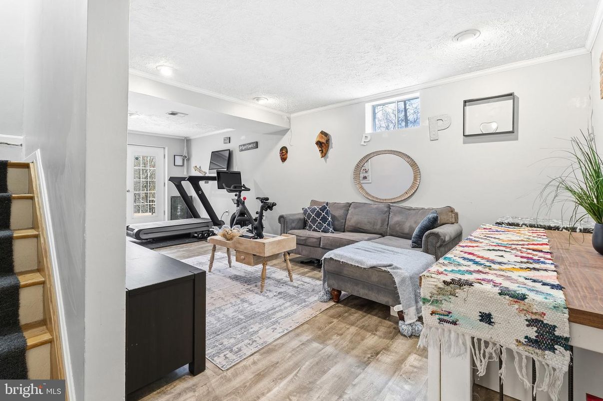 Fitness Equipment, Interior, Living room, Recessed Lighting, Wood Texture Flooring