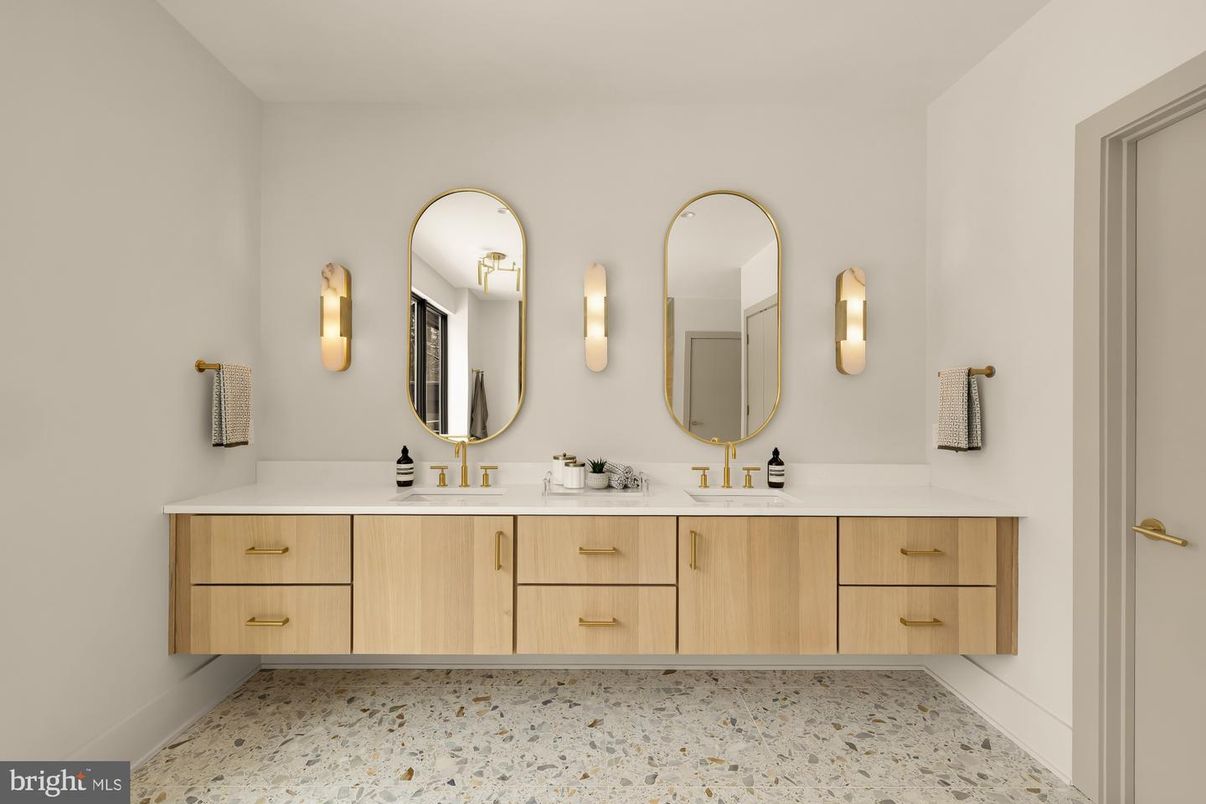 Bathroom, Dual Sink Vanities, Interior