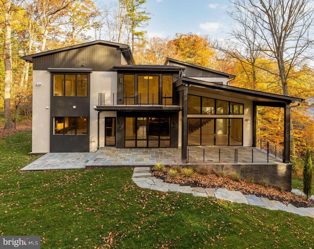 Backyard, Exterior, Facade, Modern