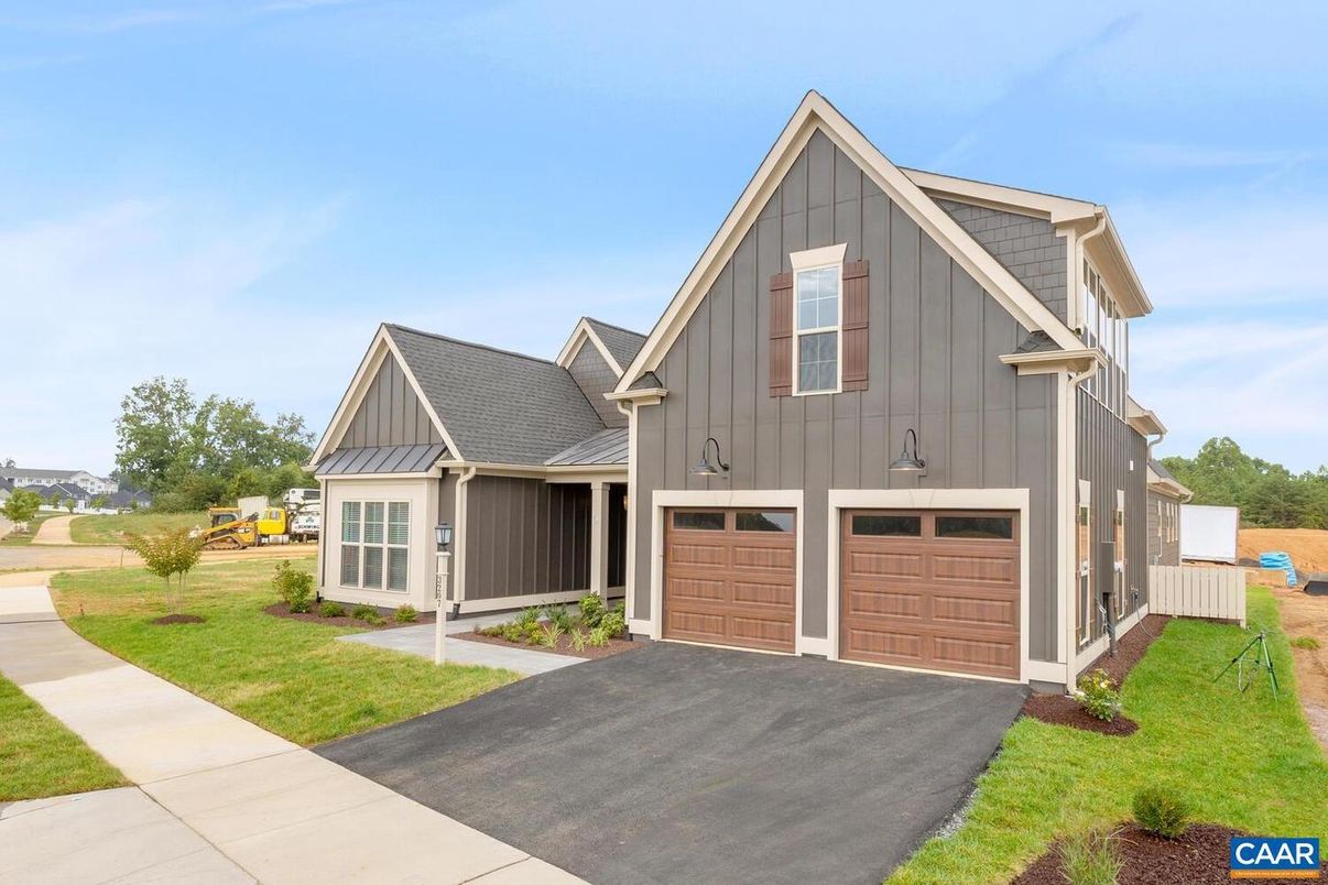 Attached, Exterior, Facade, Farmhouse