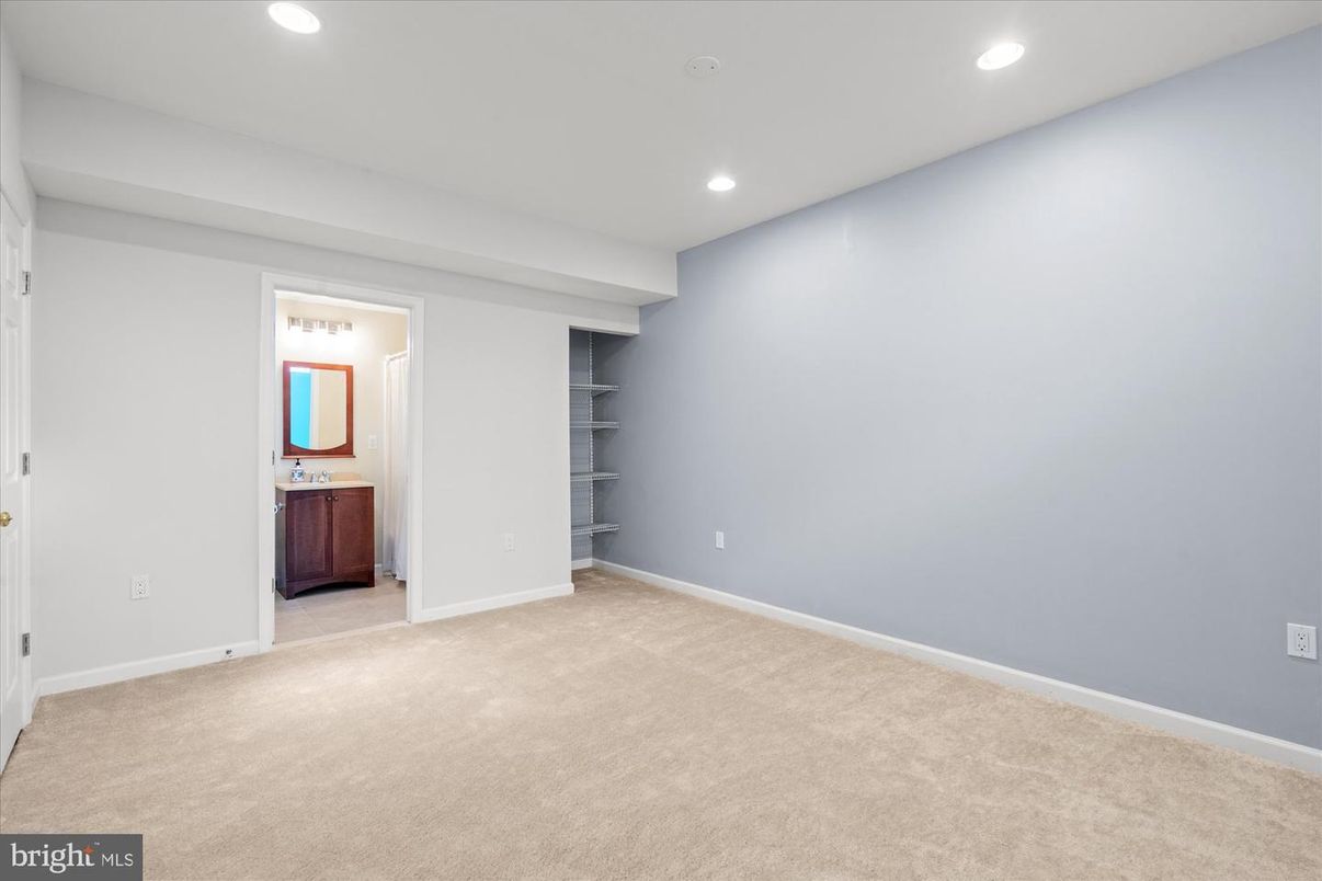 Empty room, Interior, Recessed Lighting