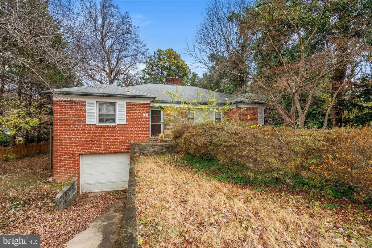 Attached, Exterior, Facade, Brick Facade, Cape Cod