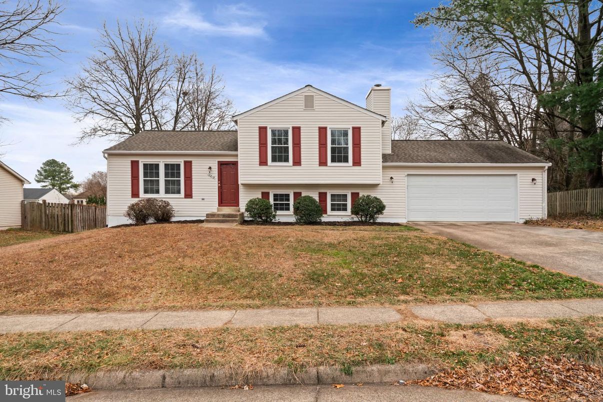 Attached, Exterior, Facade, Split Level