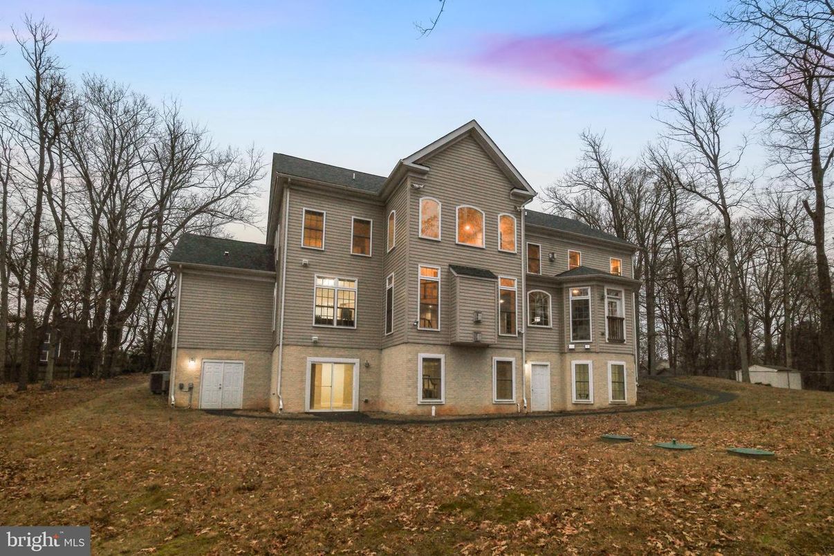 Attached, Backyard, Exterior, Facade, Queen Anne Victorian