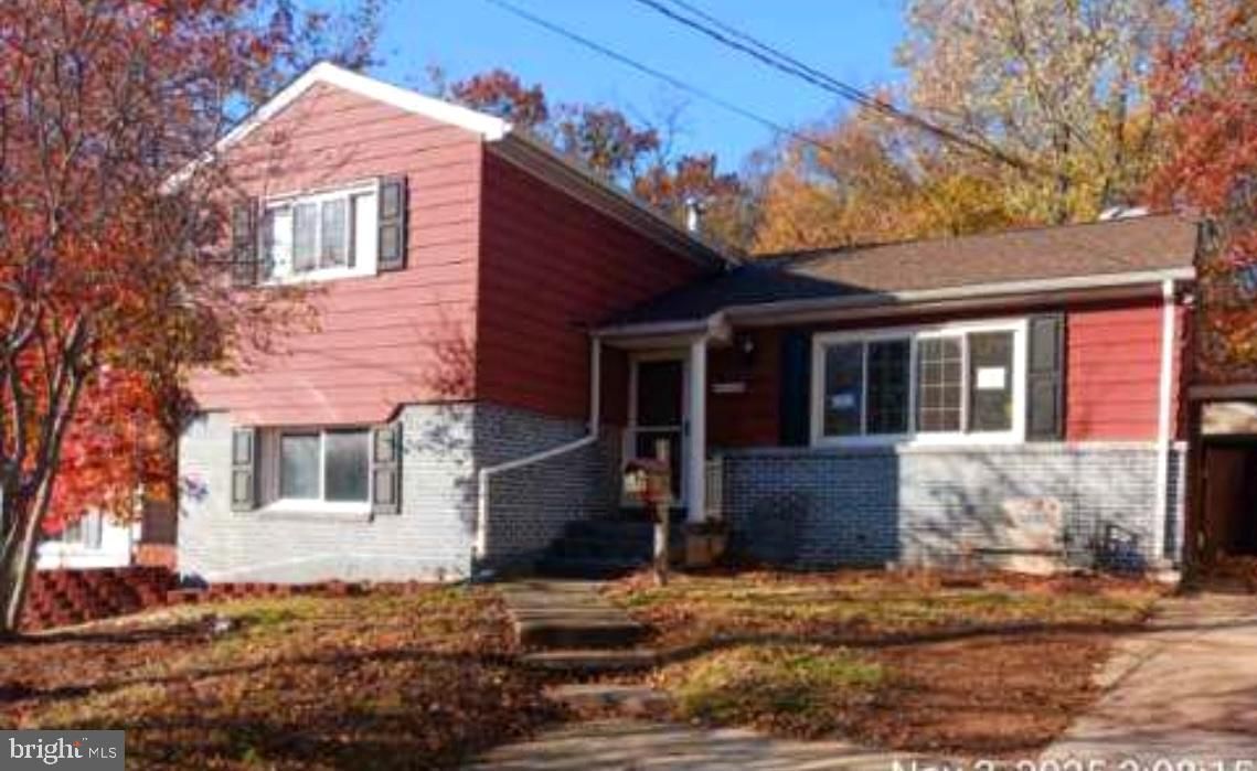 Exterior, Facade, Split Level