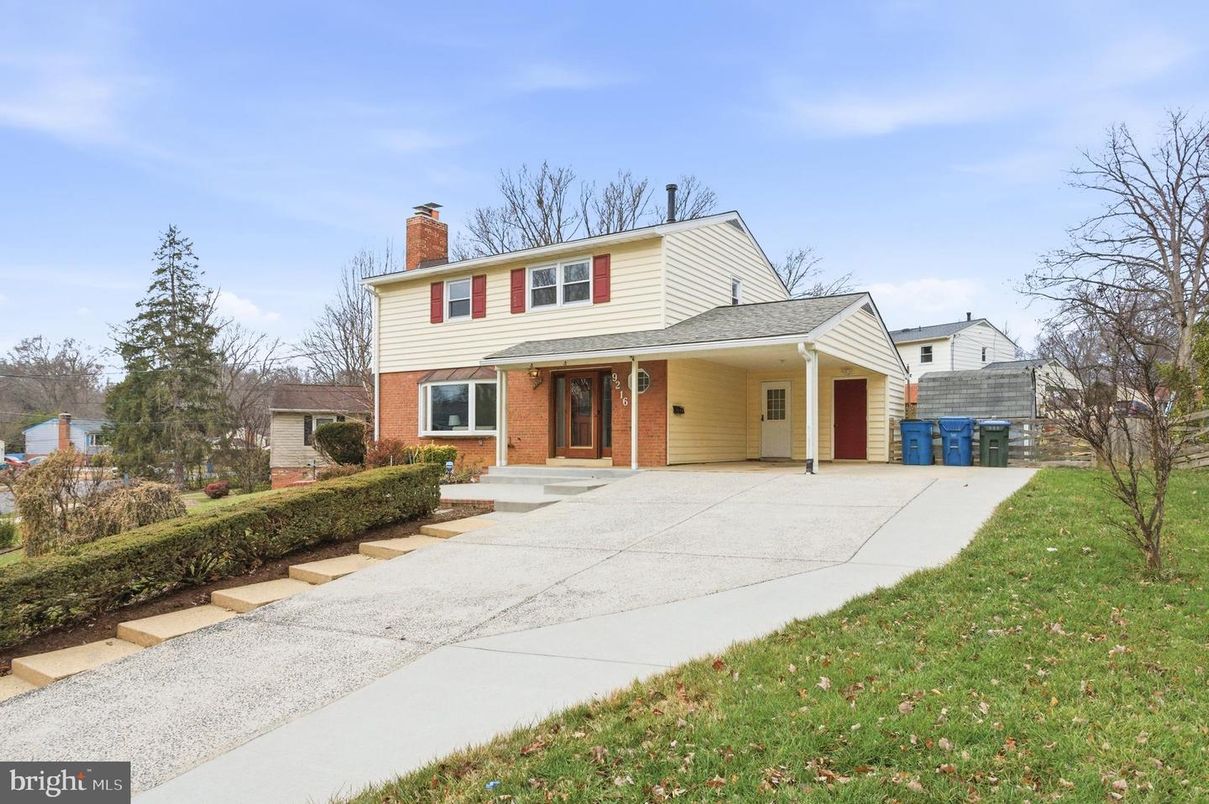 Exterior, Facade, Brick Facade, Split Level