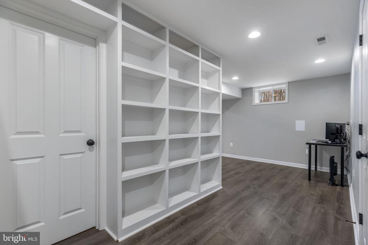 Interior, Recessed Lighting, Walk-in Closets, Wood Texture Flooring