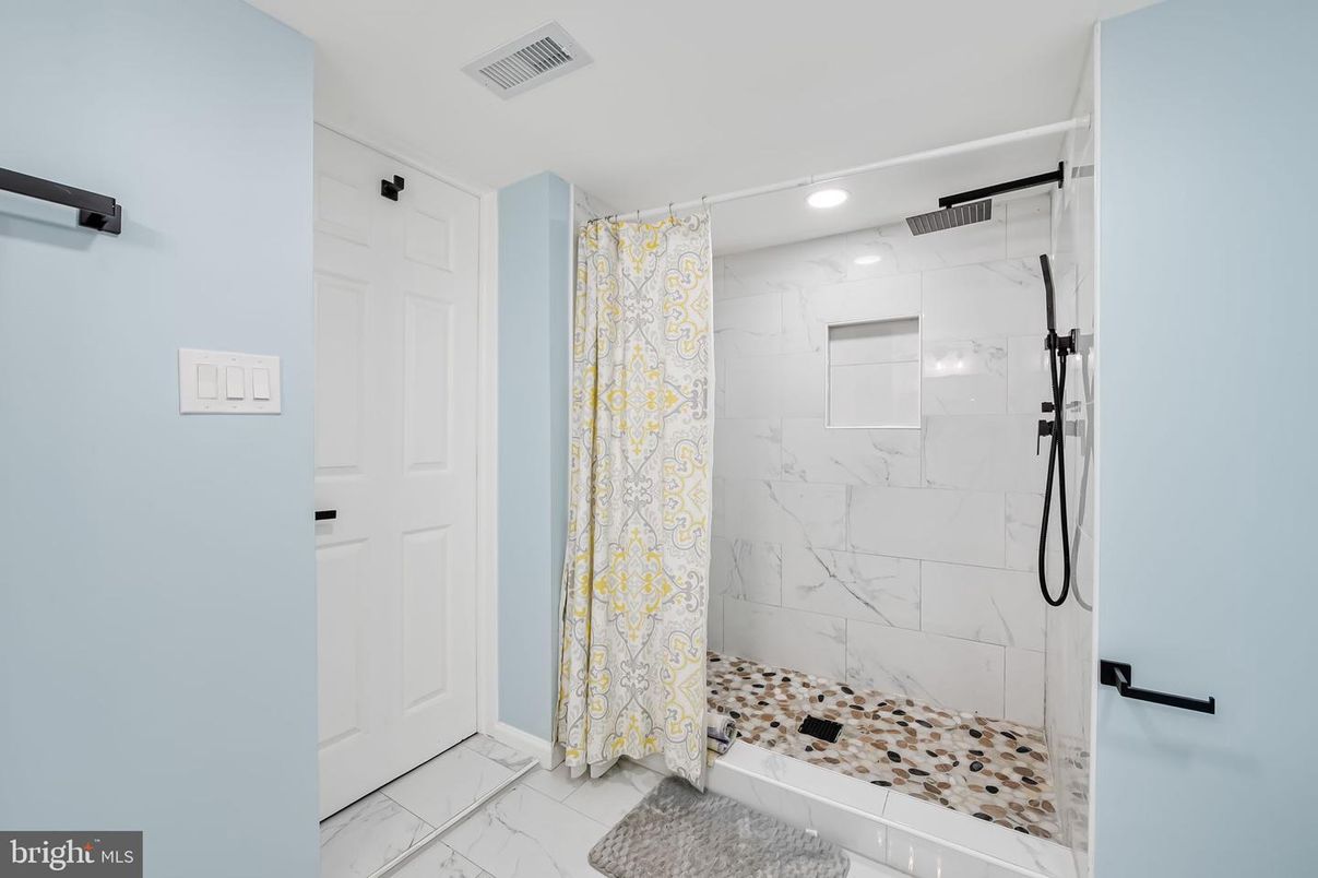 Bathroom, Interior, Marble, Marble Walls, Recessed Lighting
