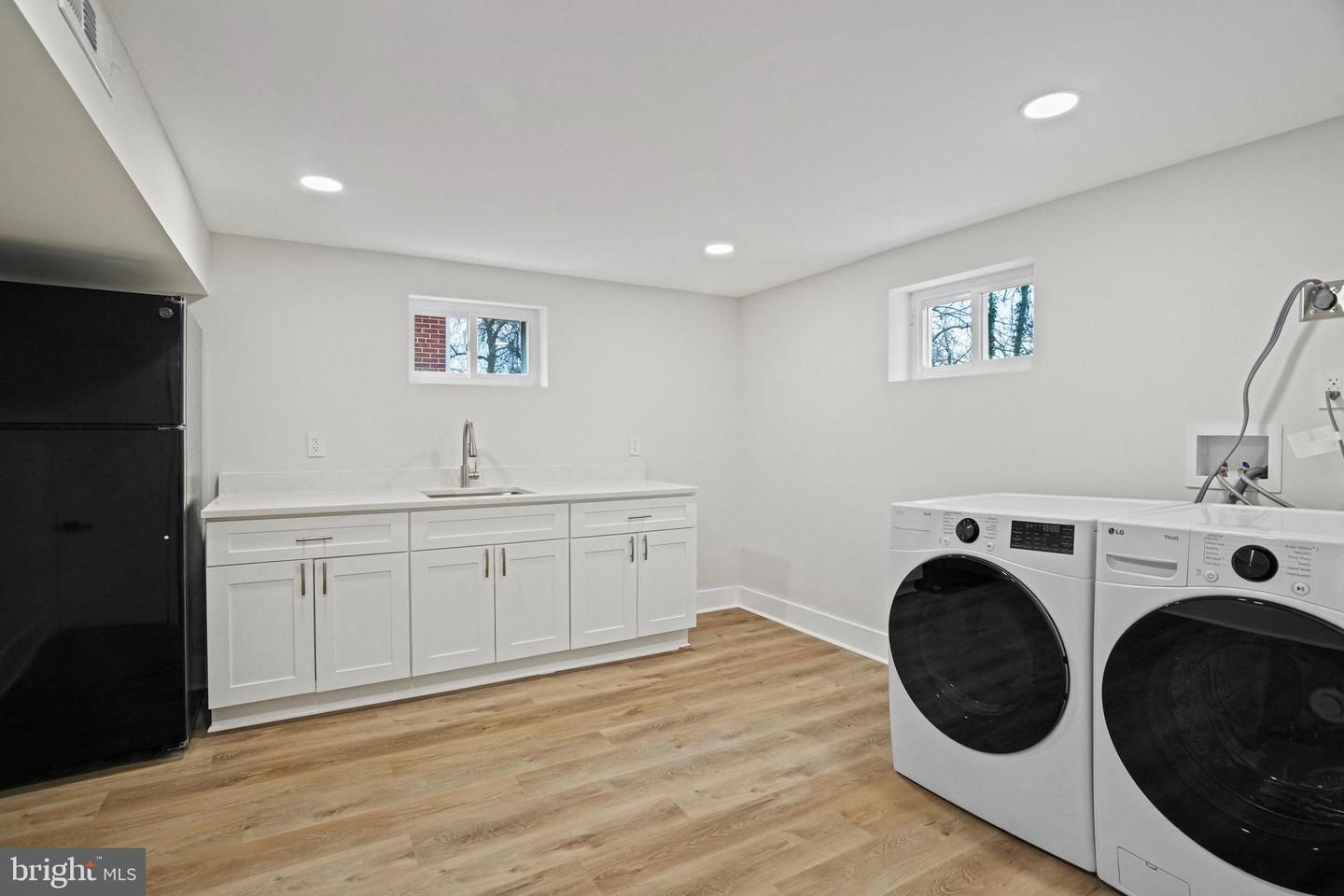 Interior, Recessed Lighting, Washer, Wood Texture Flooring