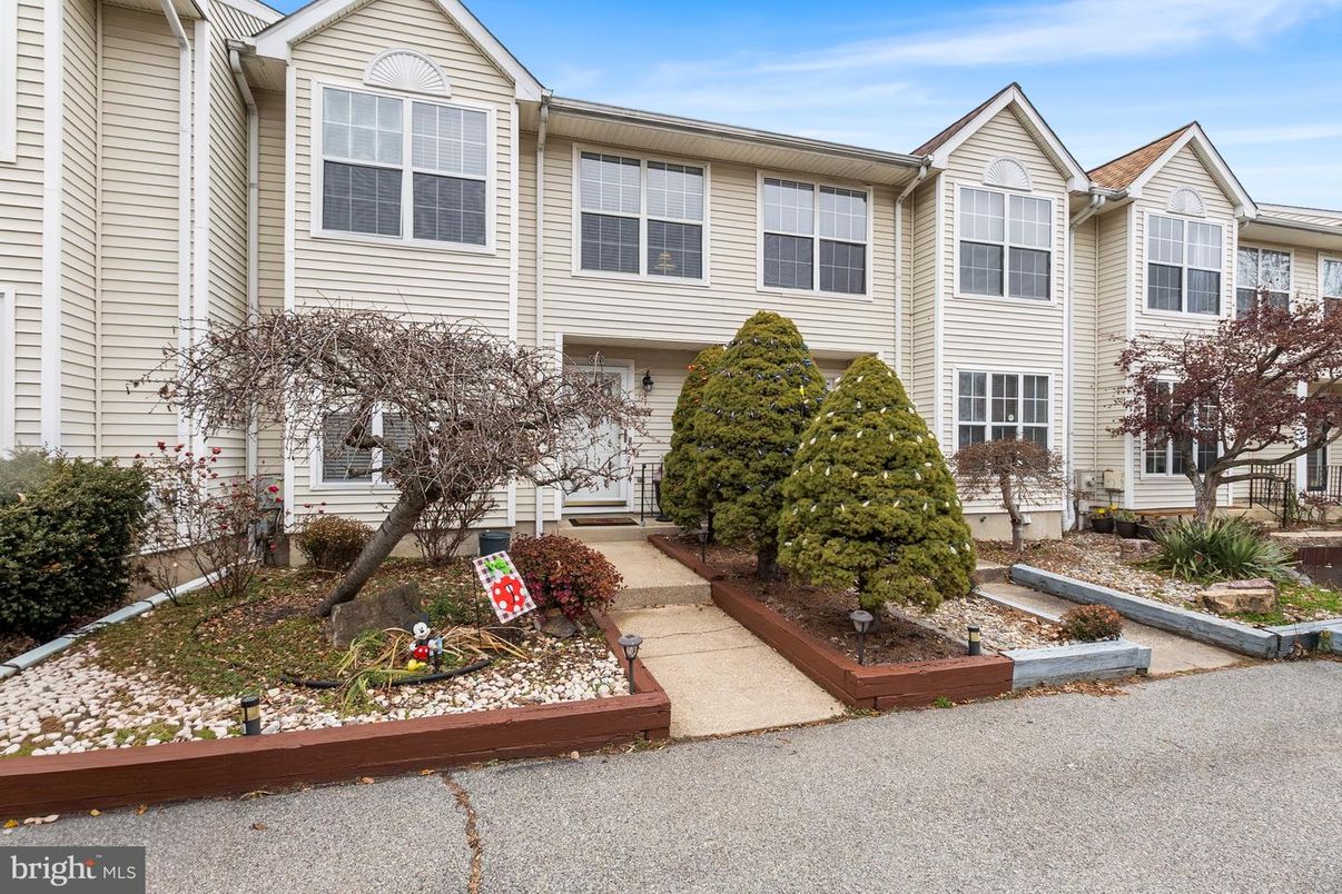 Exterior, Facade, Rowhouse