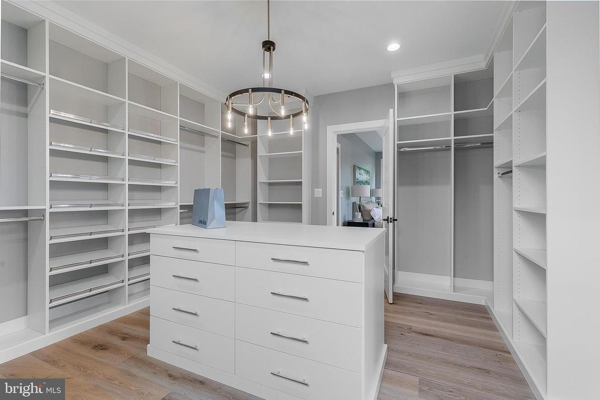 Interior, Pendant Lights, Recessed Lighting, Walk-in Closets, Wood Texture Flooring