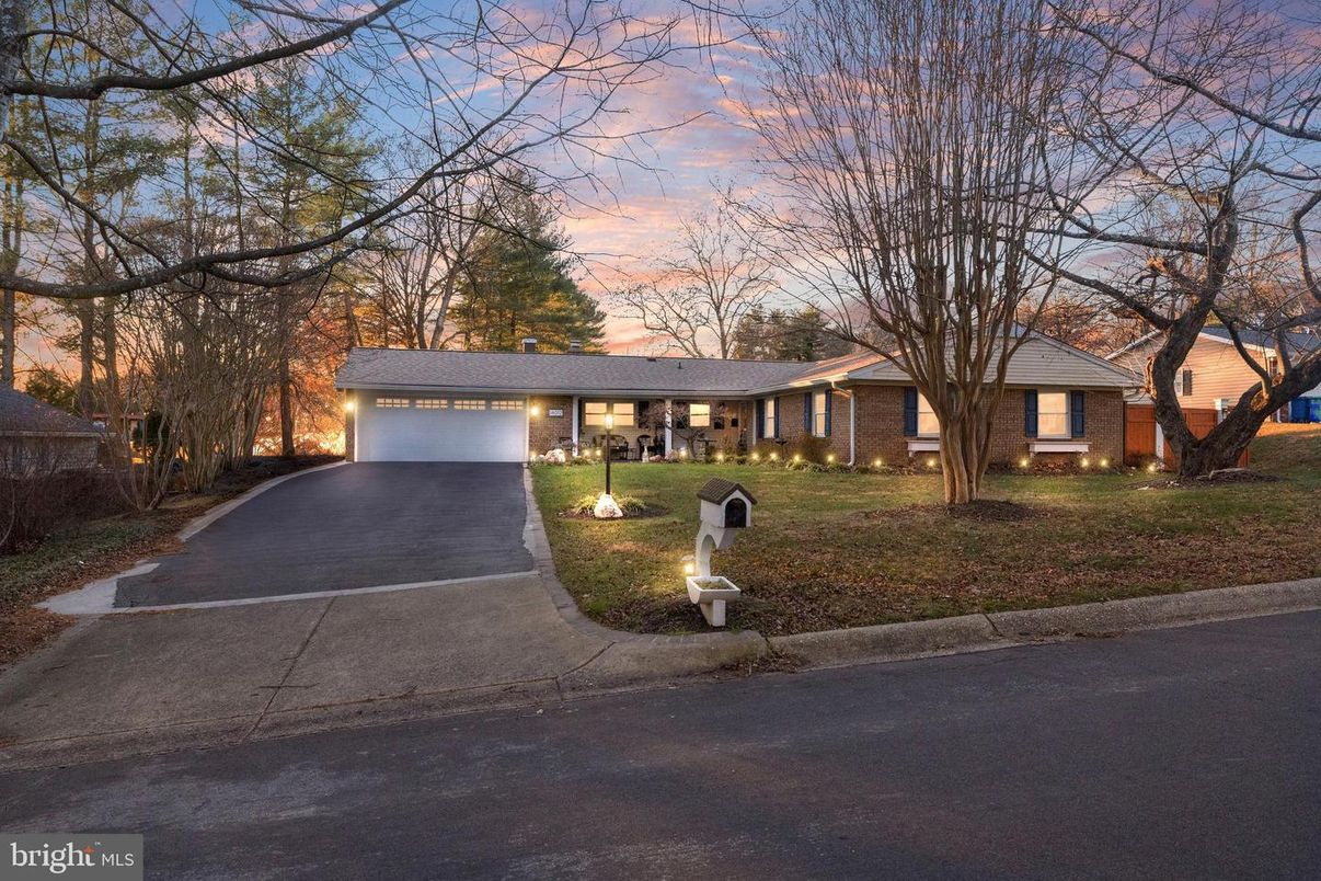 Attached, Exterior, Facade, Brick Facade, Ranch