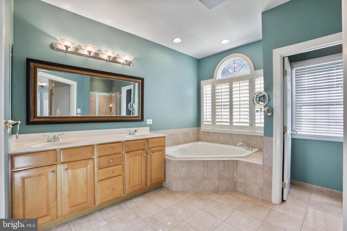 Bathroom, Dual Sink Vanities, Interior, Recessed Lighting