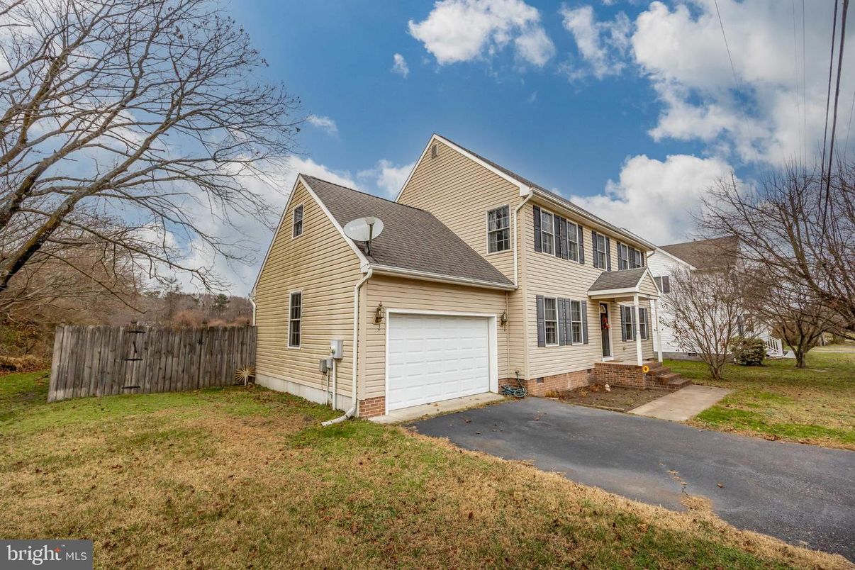 Attached, Exterior, Facade, Cape Cod