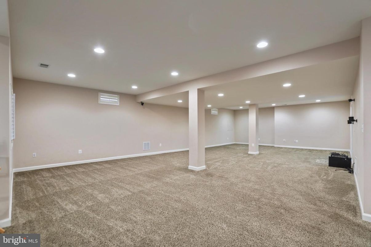 Empty room, Interior, Recessed Lighting
