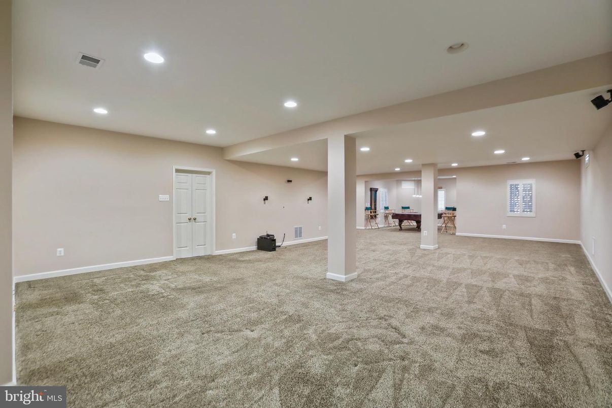 Empty room, Interior, Recessed Lighting