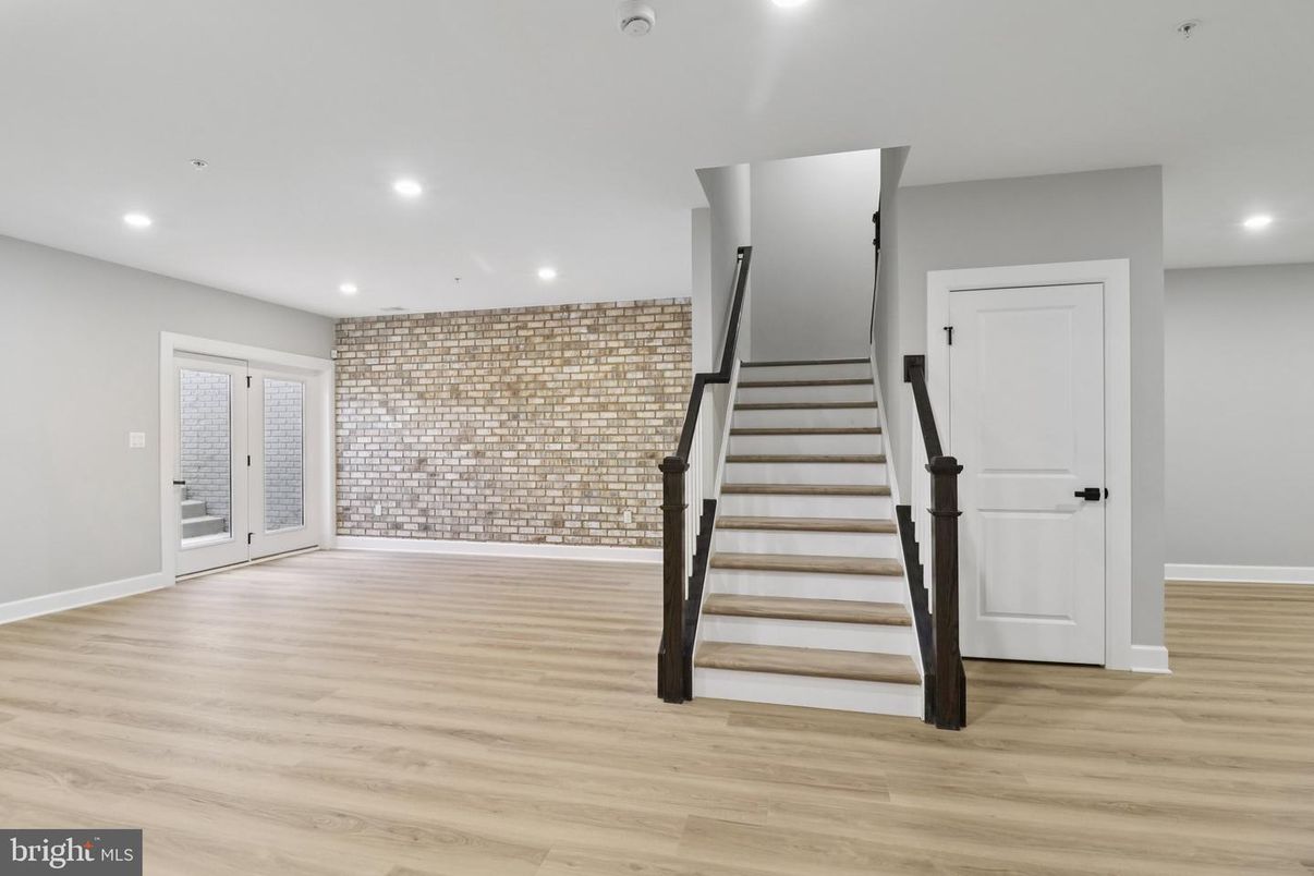 Interior, Recessed Lighting, Wood Texture Flooring