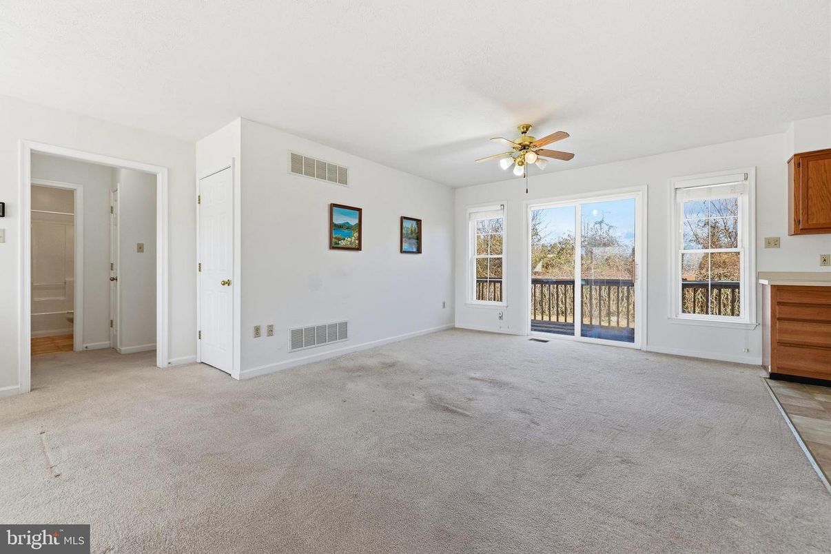 Empty room, Interior