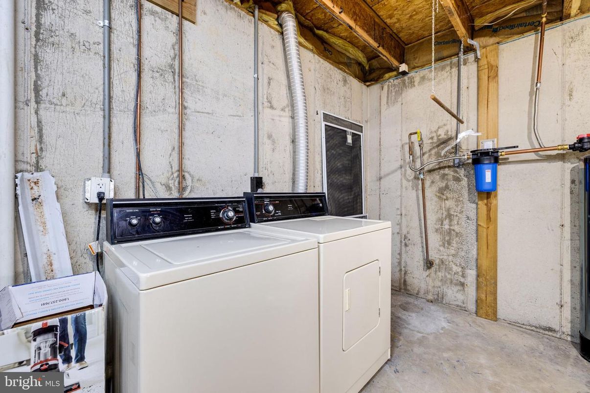 Interior, Washer, Wooden Beams