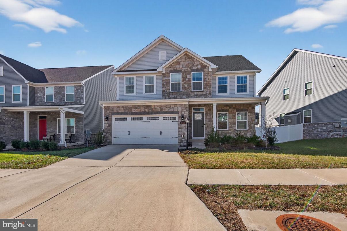 Attached, Exterior, Facade, Farmhouse