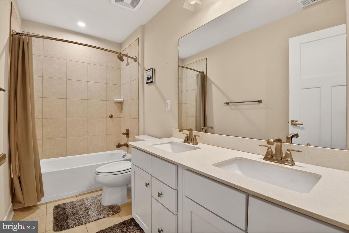 Bathroom, Dual Sink Vanities, Interior, Recessed Lighting
