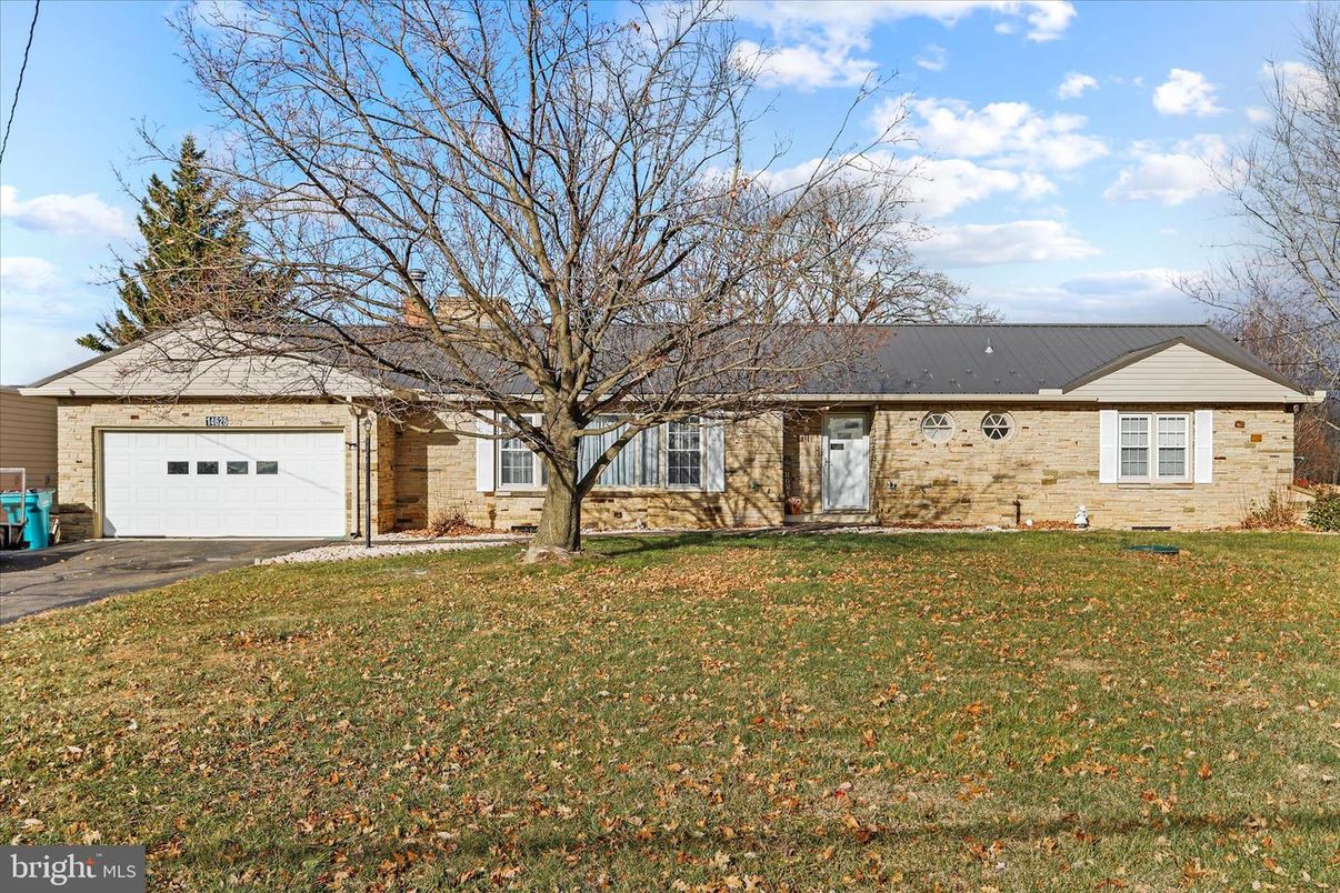 Attached, Exterior, Facade, Cape Cod