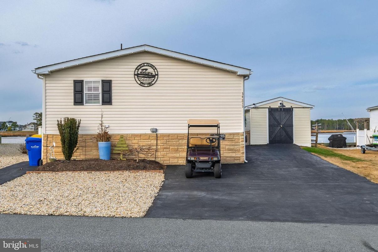 Detached Garage, Exterior